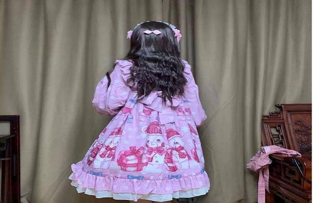 王小歪登上了荣誉榜,并且用女装来直播,观众大喊爱了爱了