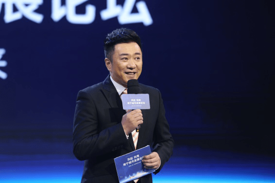 在"对话"环节,广西广播电视台节目主持人高枫与场嘉宾通过广西广播