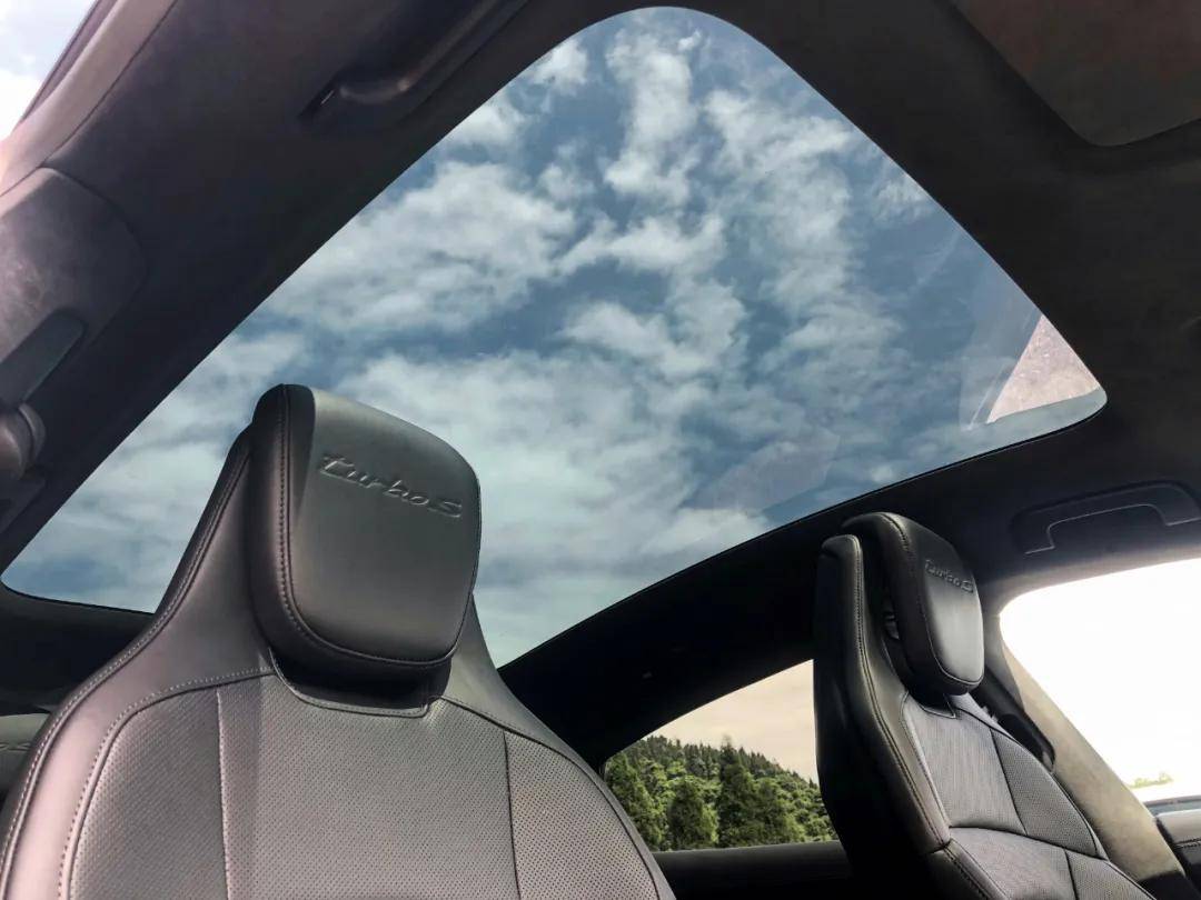 保时捷杠上特斯拉!全新taycan百公里加速仅需2.8秒,续航达463公里