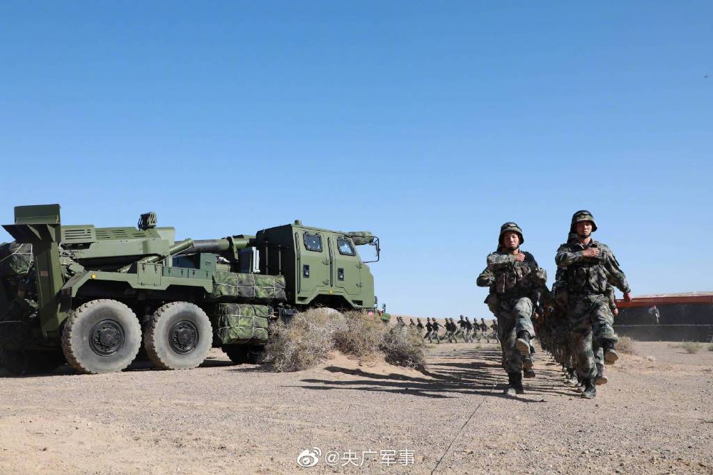 南部战区陆军某旅列装新型卡车炮