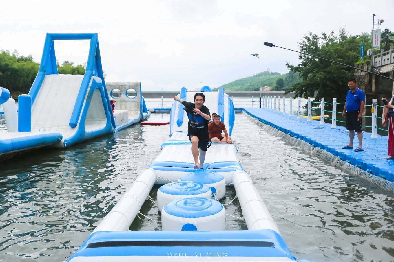 水上竞技,快乐向前冲,挑战脑力与四肢的瞬间反应,当落水的那一刻,也是