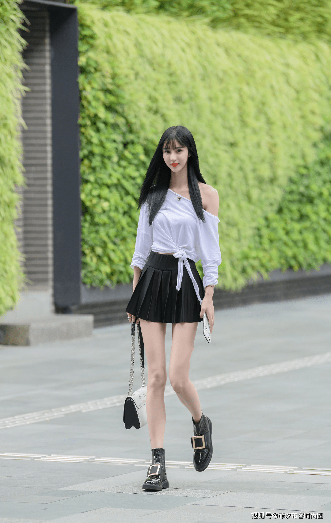 穿上短裙的女生总是充满了少女感,还凉爽舒服
