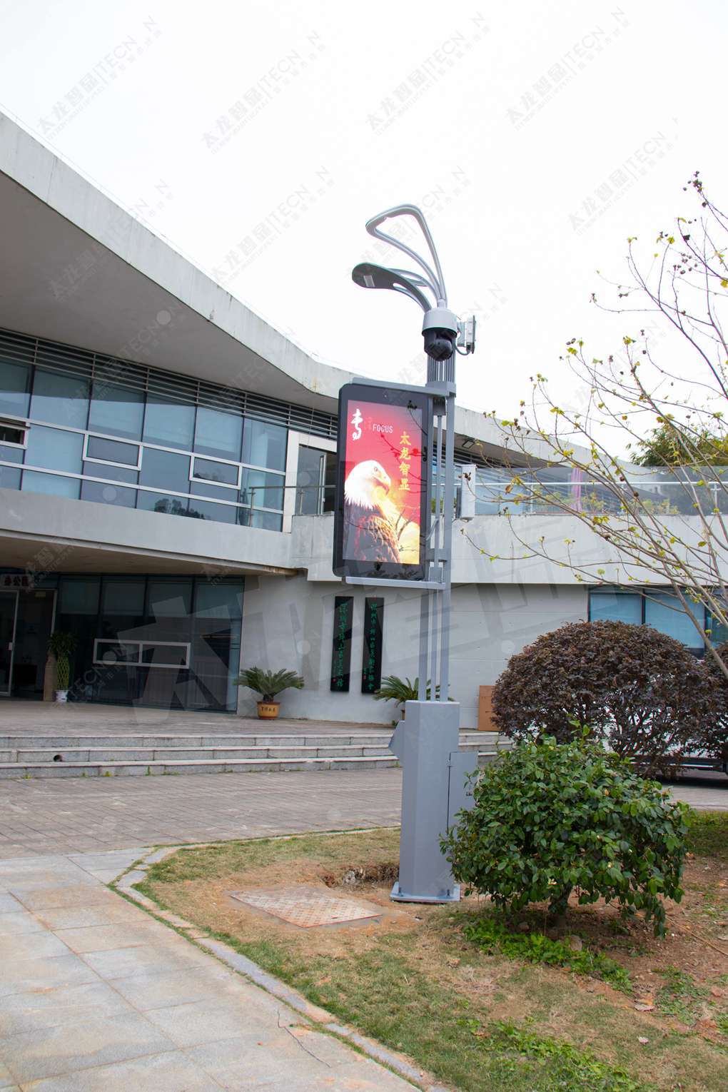 坪山公园科技升级智慧led灯杆屏是道靓丽风景