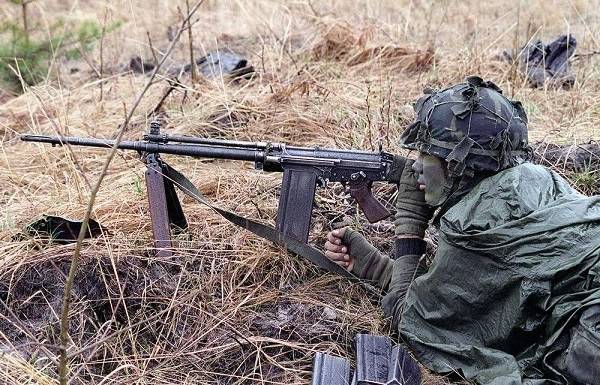 原创ak47射程是400米如果站在401米处能用手接住子弹吗