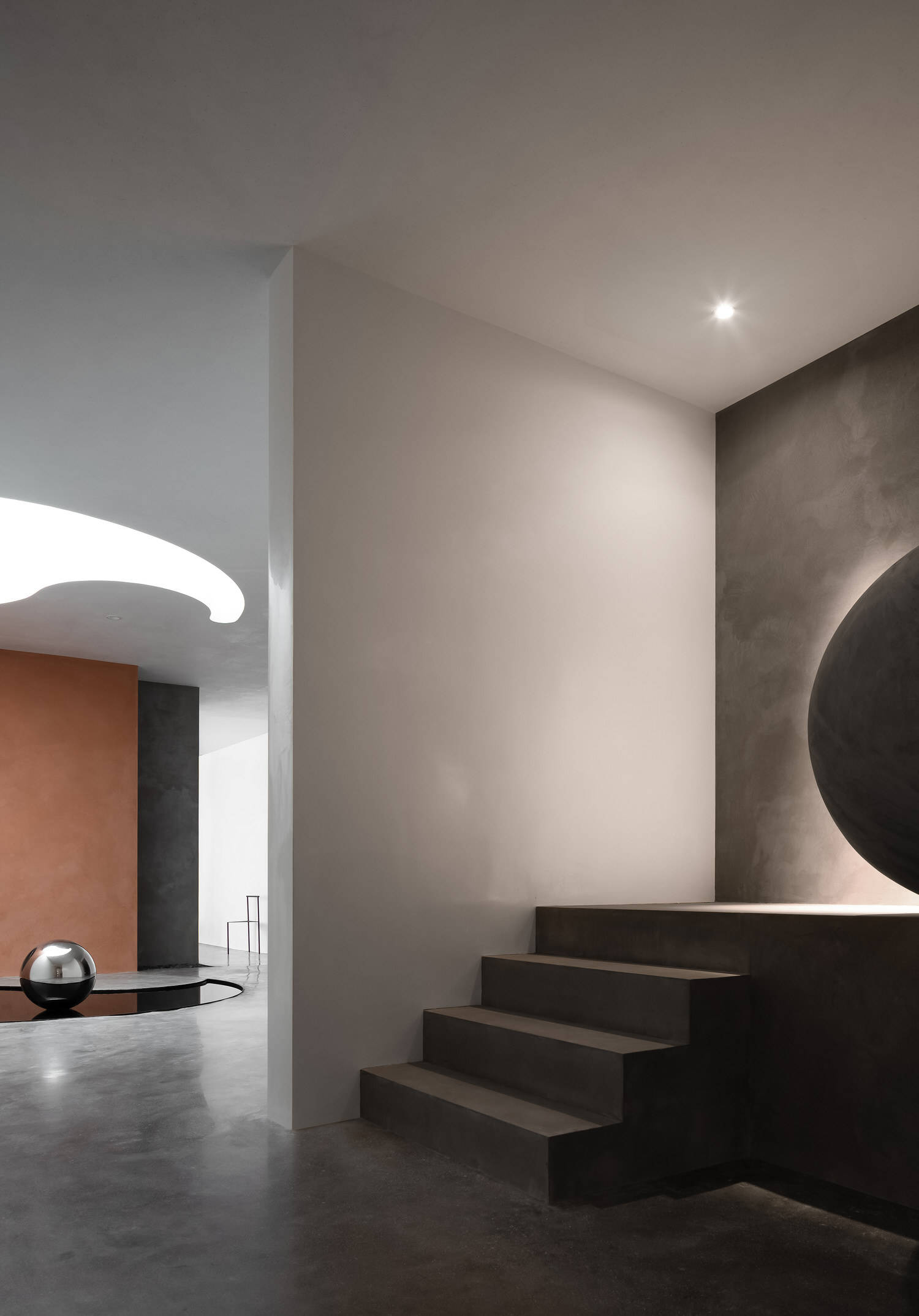 光与暗并存,与世隔绝的艺术空间设计