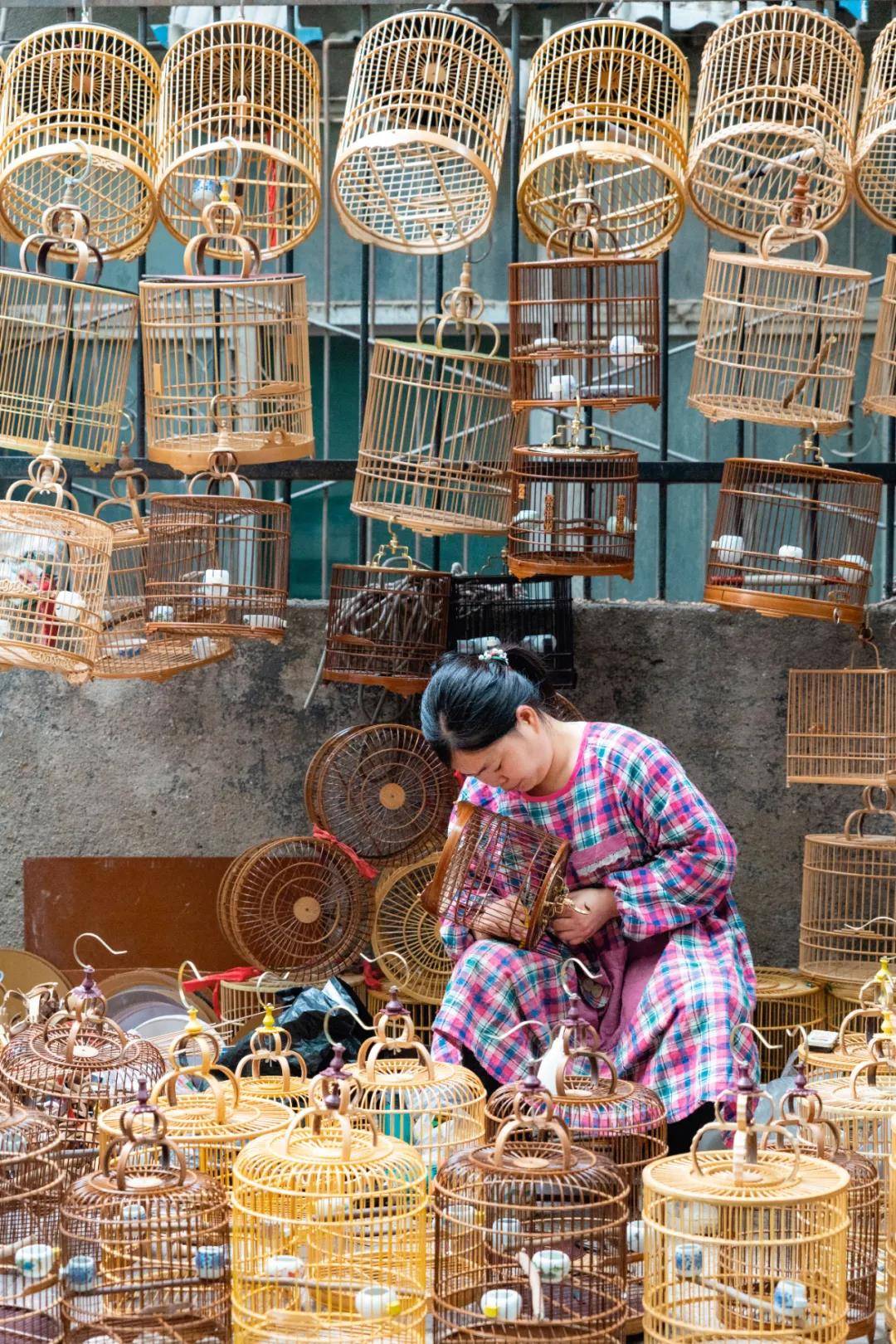 卖手工鸟笼的匠人 张恺鑫 摄