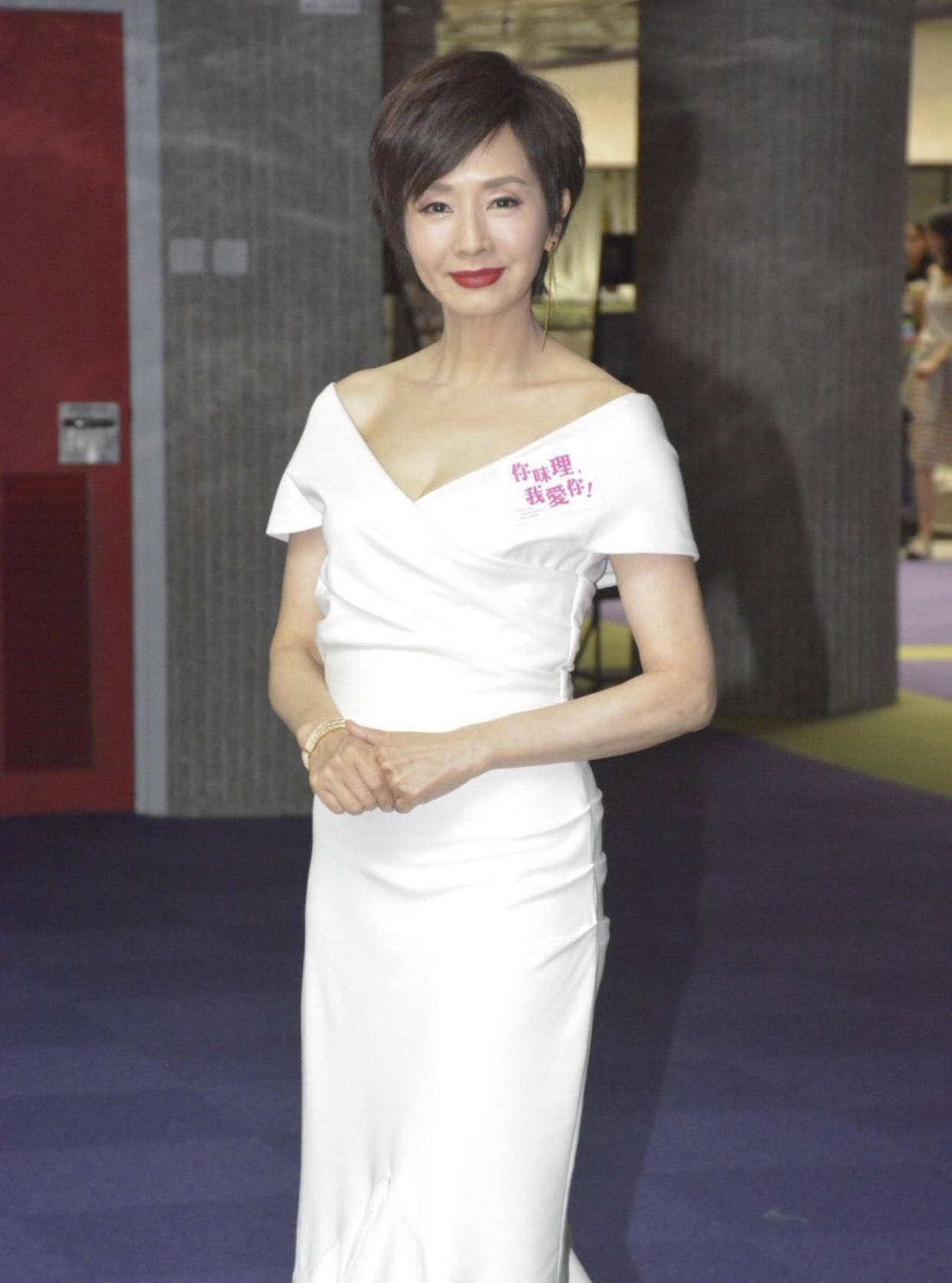 原创60岁毛舜筠气场依然十足,穿白色连衣裙出席活动,年轻20岁不止