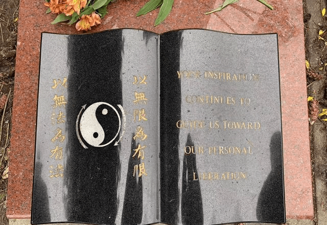 美国李小龙墓地:父子两人葬一起死因不明,墓碑前12个字令人深思