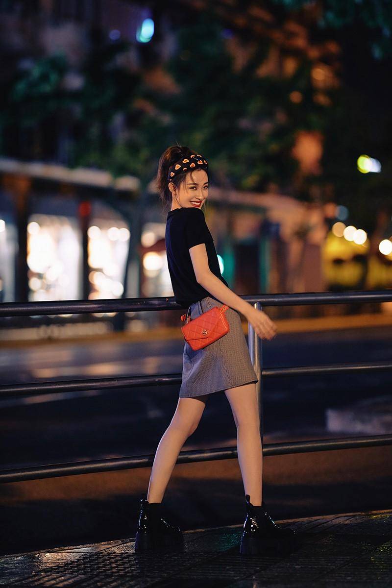 孙佳雨最新写真曝光 个性穿搭引热议