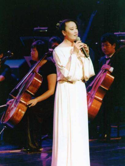 索宝莉还成为了一名演员,除了歌手的身份之外,成名之后的索宝莉可是成