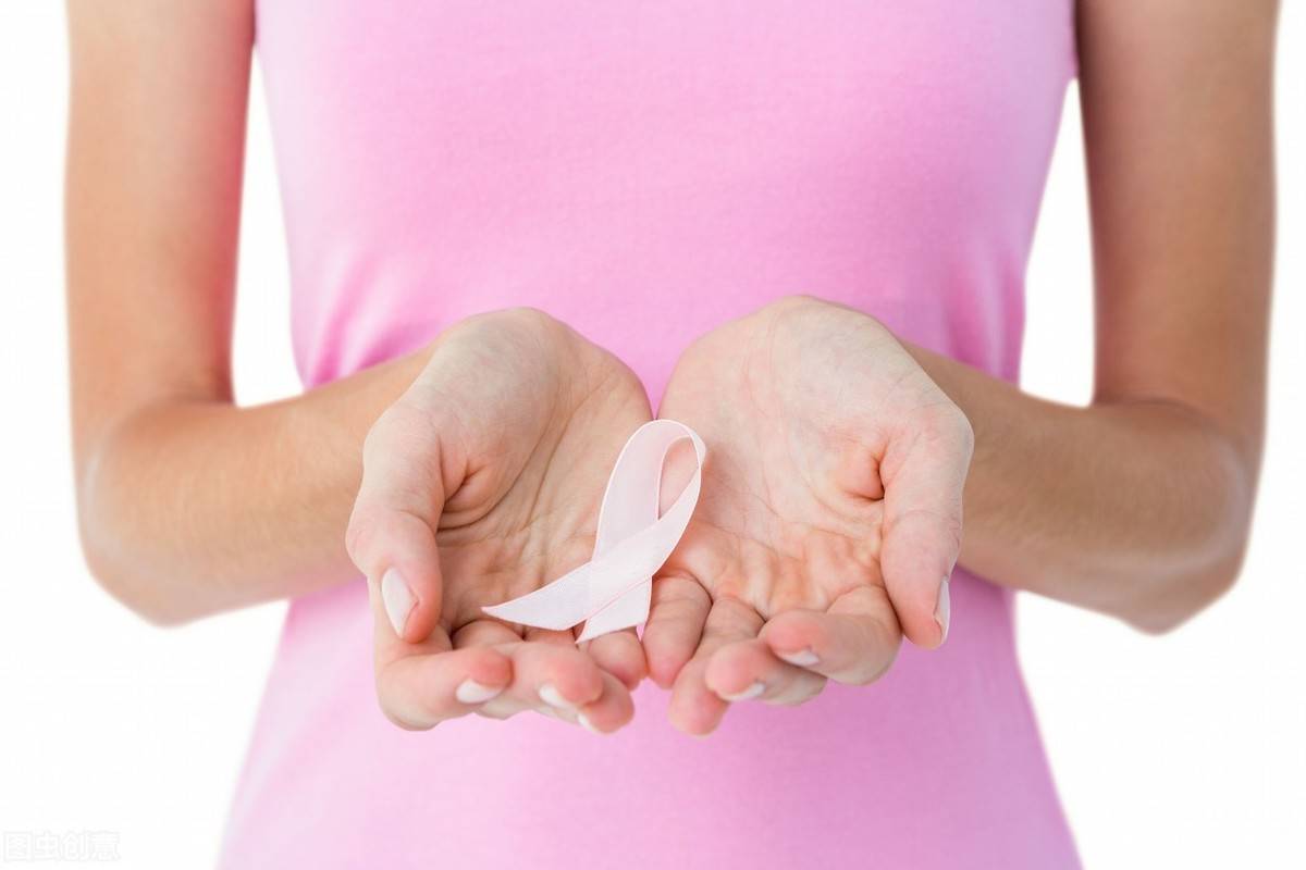 乳腺癌患者手术后必须坚持定期复查,术后的第1年,应每隔3个月作一次