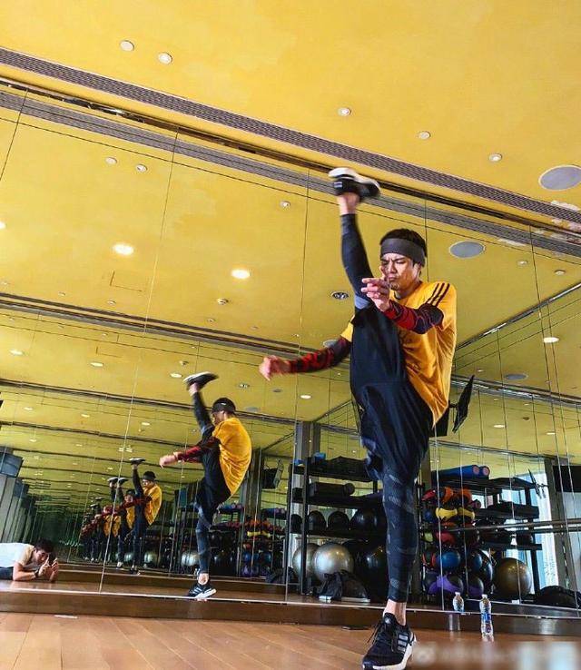 原创向佐在健身房练基本功,动作潇洒帅气,这基本功在别人看来却很难