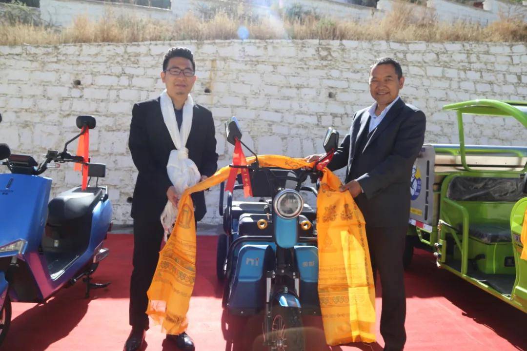 随后,金彭集团副总经理鹿洁及金彭集团品牌总监赵明,分别代表凌宝汽车