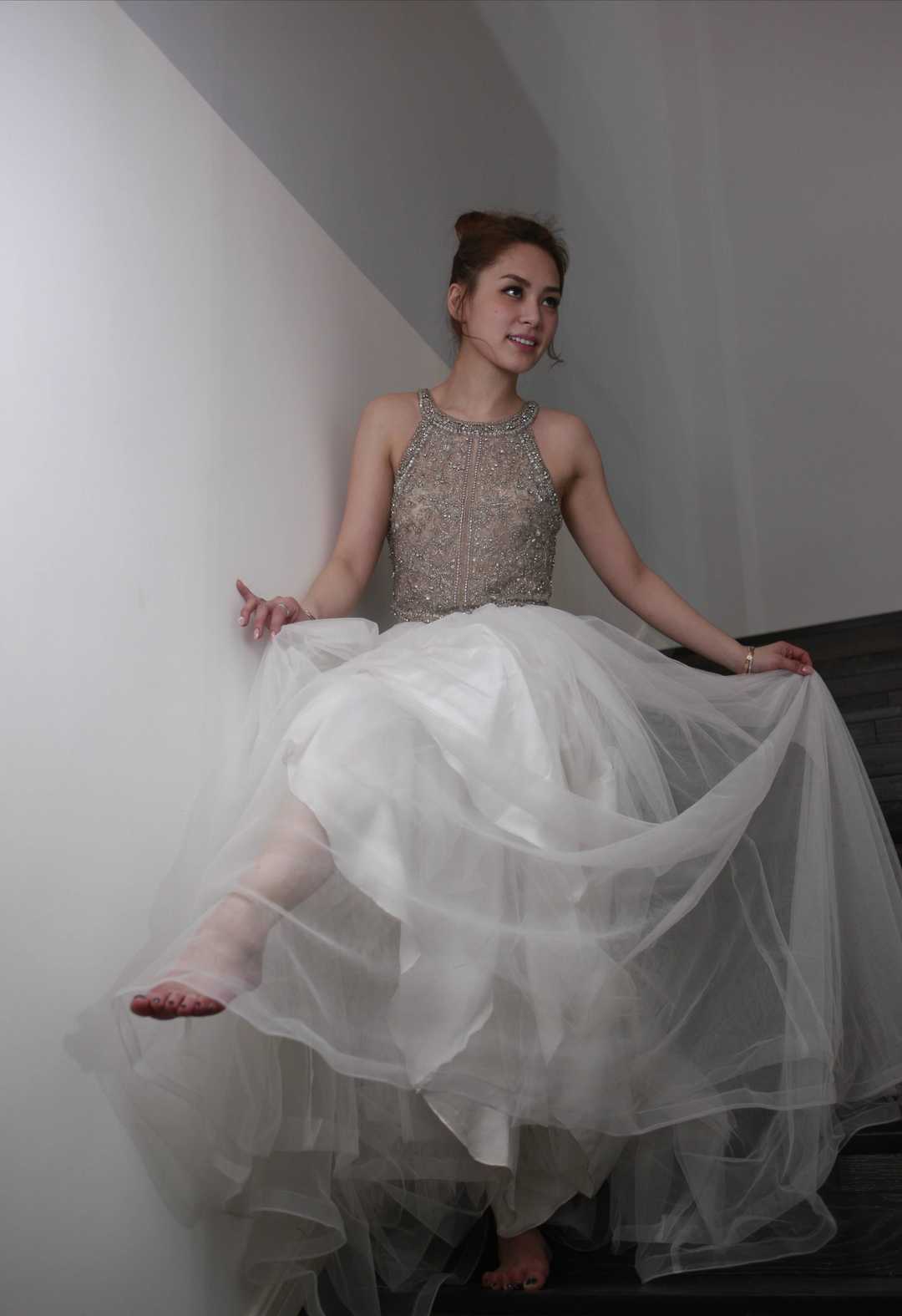 钟欣潼气质惊艳!扎丸子头发型搭配挂脖式拼接连衣裙,高贵大气