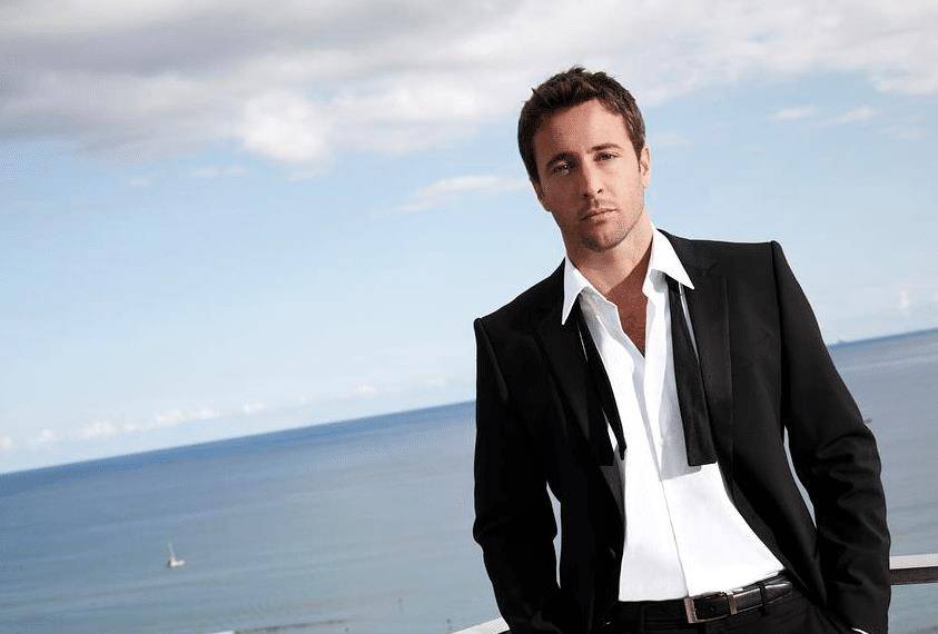 男主角是一个非常厉害的警官,在解决各种各样的案件之后,他的名气也是