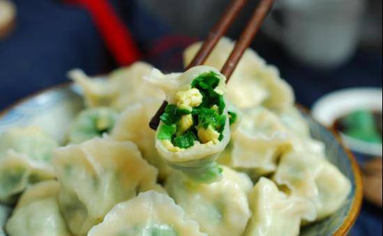 原创包韭菜饺子时,直接拌馅是错的!多做一步,韭菜不出水,翠绿