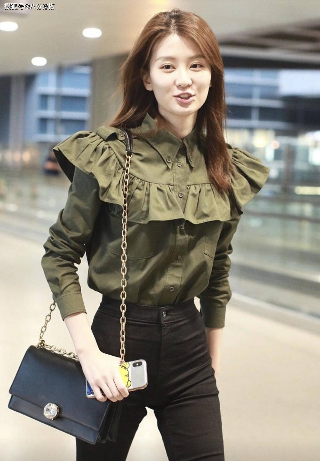 原创乔欣越来越漂亮了!军绿色衬衫搭配黑色紧身裤飒爽干练,高挑纤瘦