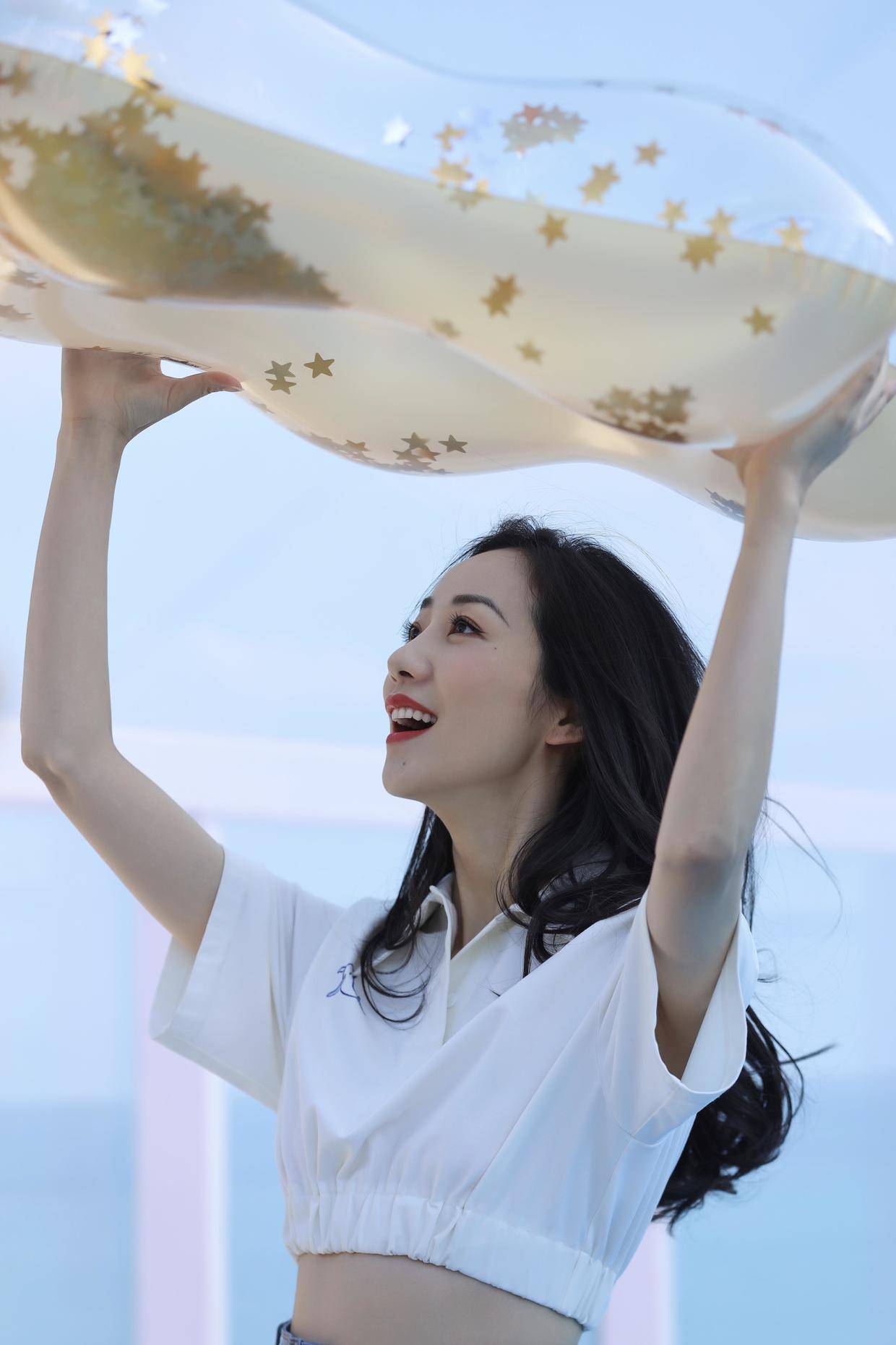 韩雪拥有高颜值任性,穿白色衬衫搭配牛仔短裤,身材凹凸感十足