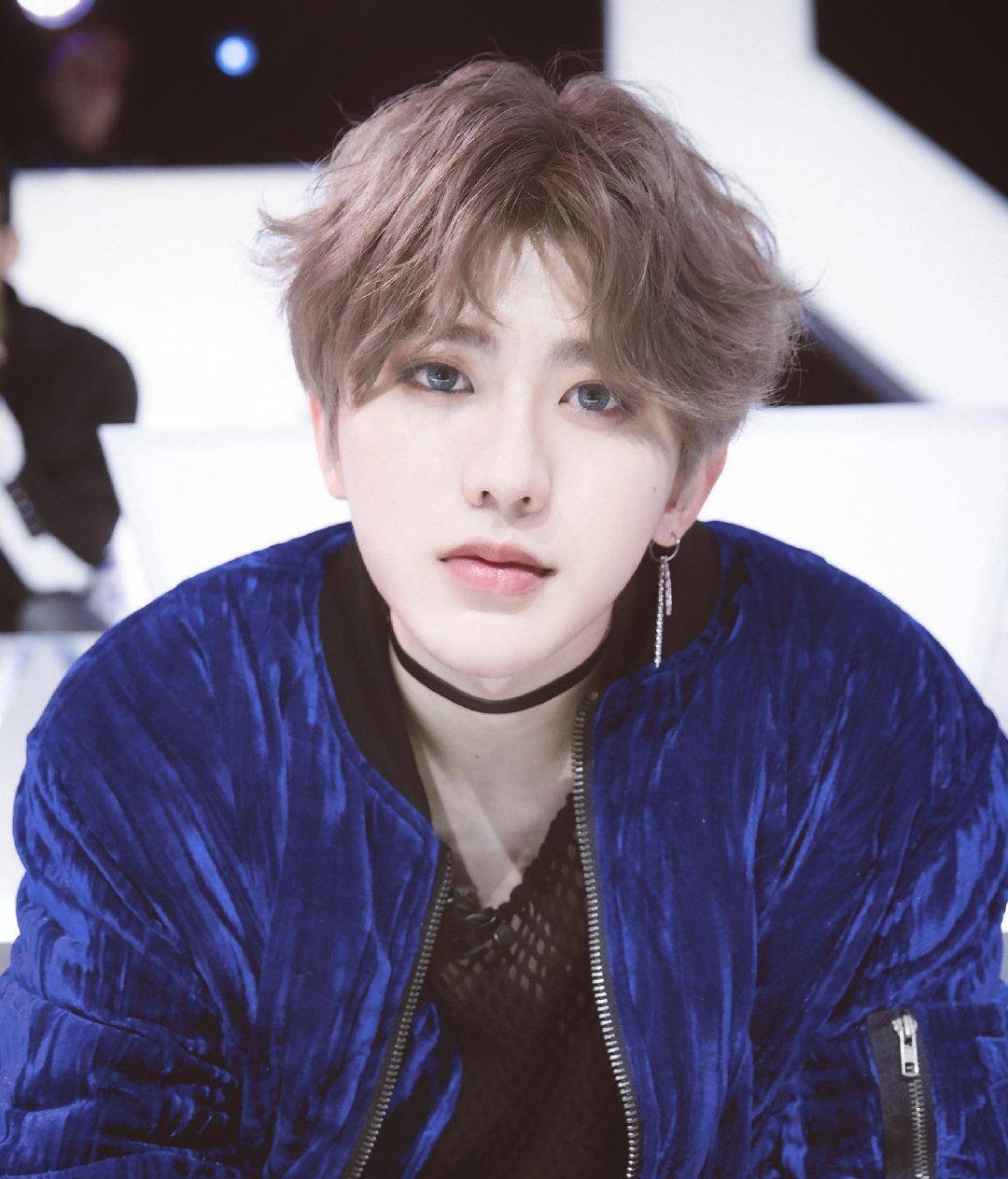 原创蔡徐坤能走红不是没有道理的还在染绿发的黄子韬真应该学学