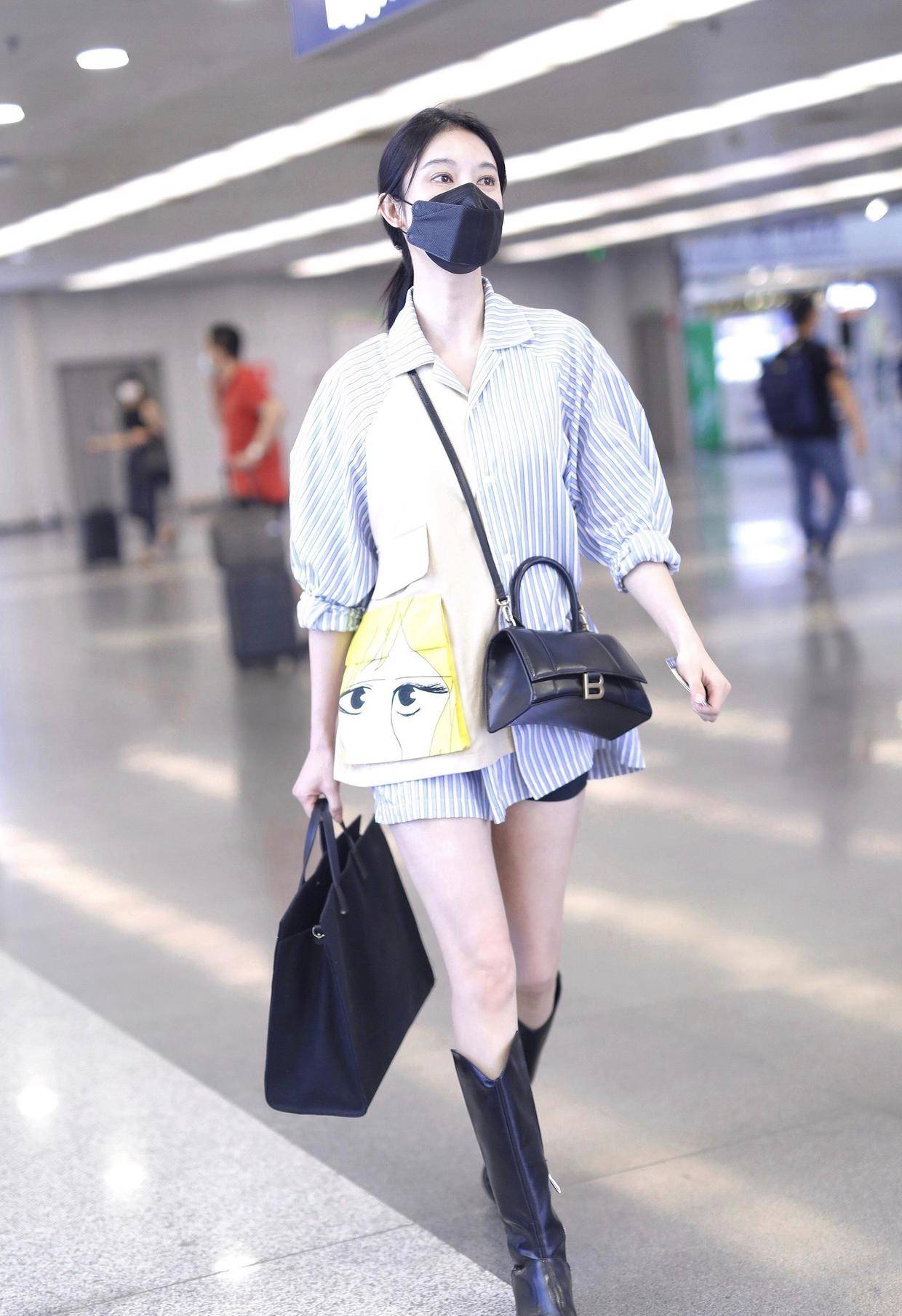 原创张俪在夏天美出新高度,穿条纹衬衫搭短裤走机场,秒变成初恋女友