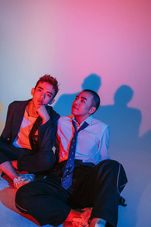 7月10日歌手朱兴东携手同门未出道男团师弟高毅磊共同