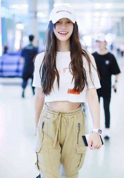 原创angelababy终于找到自己的穿衣风格,秀高调露脐装,美出新高度