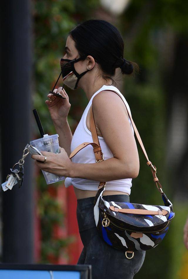 女星露西·海尔现身洛杉矶街头,她的魅力不简单