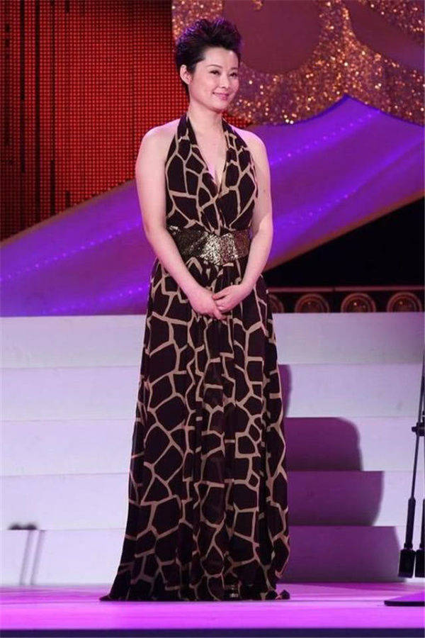 46岁袁立身材发福大变样,腿上也全都是伤!久违露面险认不出