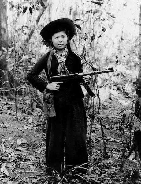 直击越战女兵:图3俘虏美军飞行员引起美国震动,图9全身挂满手雷_越南