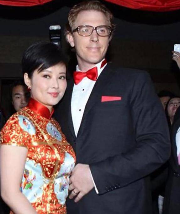 爱过4个男人,2次闪婚闪离的袁立,三婚为何嫁小11岁诗人?