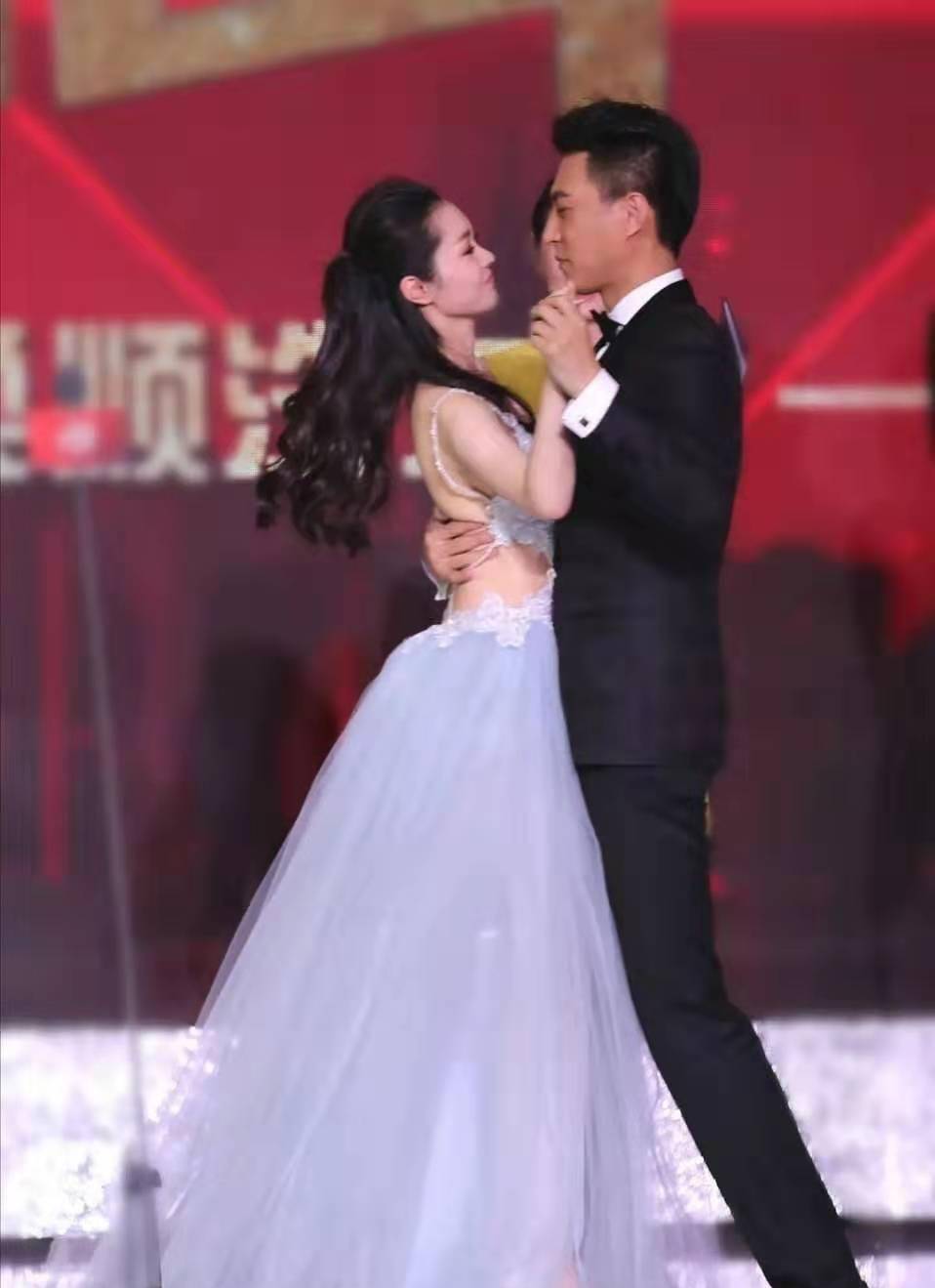 靳东和宋轶跳交际舞,看清他手放女生背后的位置,我没眼花吧?