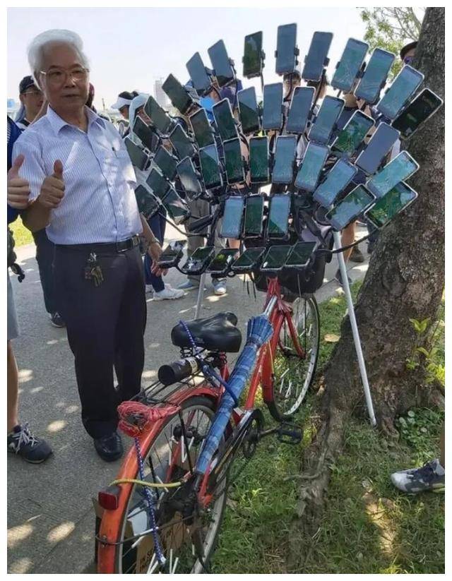 搞笑趣图段子还记得在自行车上装64个手机抓口袋妖怪的大伯吗