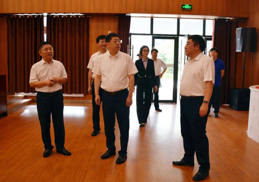 视察学校千人报告厅视察过程中,青岛通济实验学校董事长仇兆兵将学校