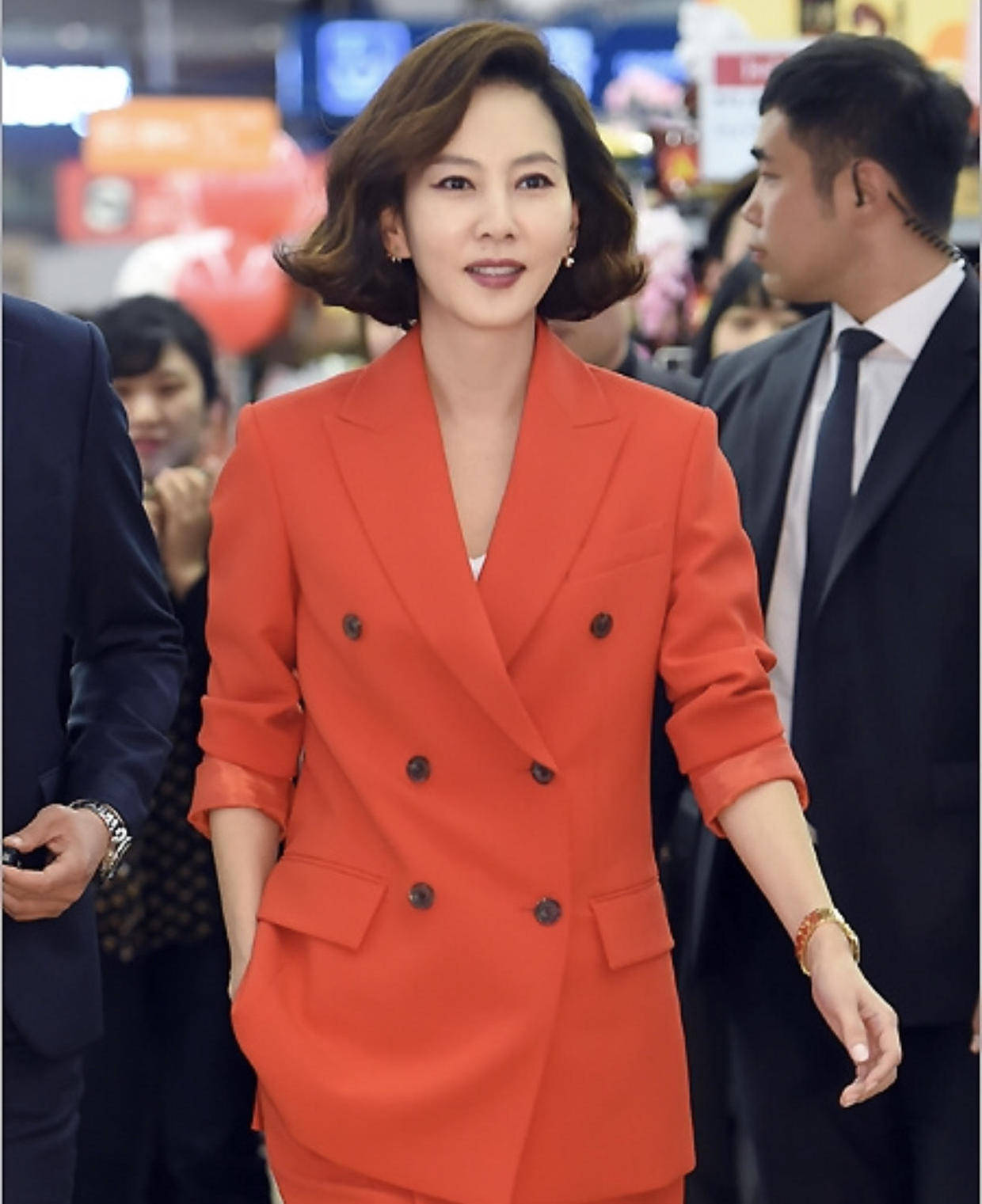 原创金南珠气质全开,波波头搭配红色西服套装,美得让人挪不开眼睛