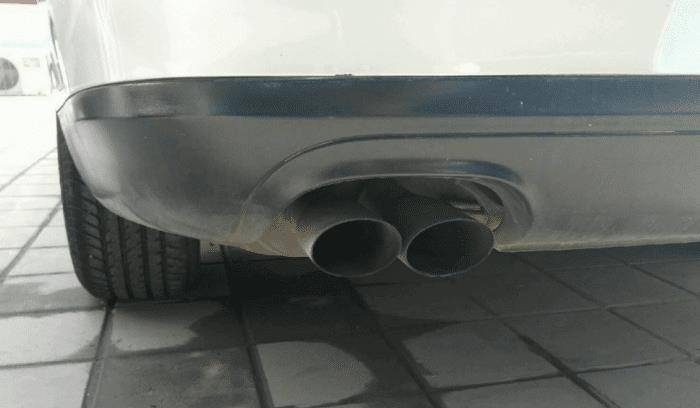 再有,因为排气管在车子外面,长期下来,排气管表面和内部特别容积攒