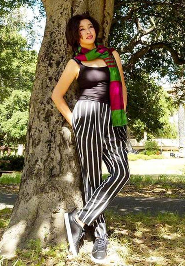 原创64岁刘晓庆真是不一般,一件背心也能撑出曲线,奶奶辈发量够惊人