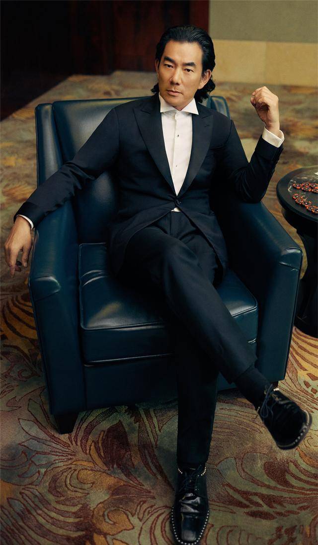 任贤齐牵手妻子秀恩爱,穿白西装配黑色西裤,夫妻俩好有夫妻相