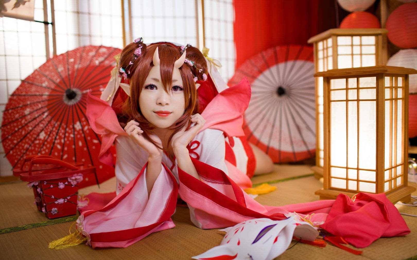 阴阳师桃花妖cos,发髻盘绕桃花,小角搭配精灵耳娇俏灵动