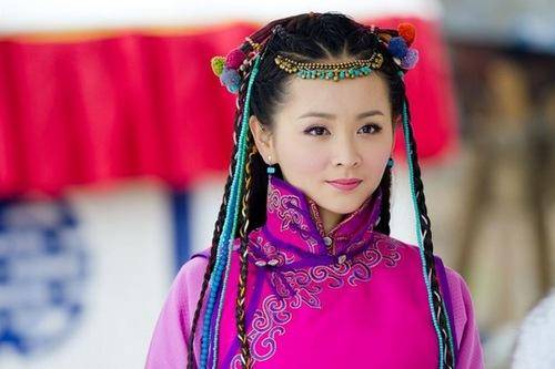 固伦恪靖公主生于康熙十八年五月,生母是贵人郭络罗氏.