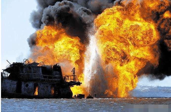 巨大爆炸声响起,2艘巨轮沉入海底,世界头号大国已经出手