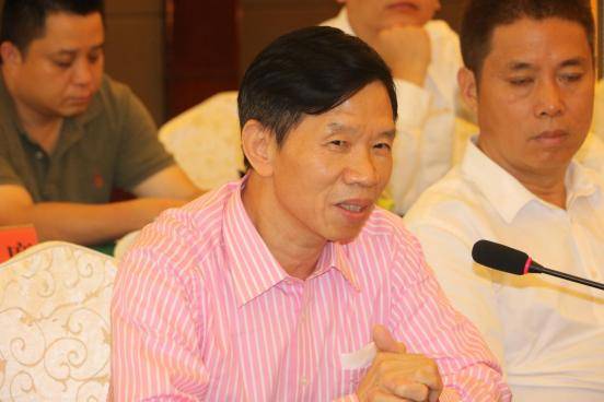 县领导刘颖,何彦兵,邱献兵,车立平,龚云林,韩翼飞,谭本军出席签约仪式