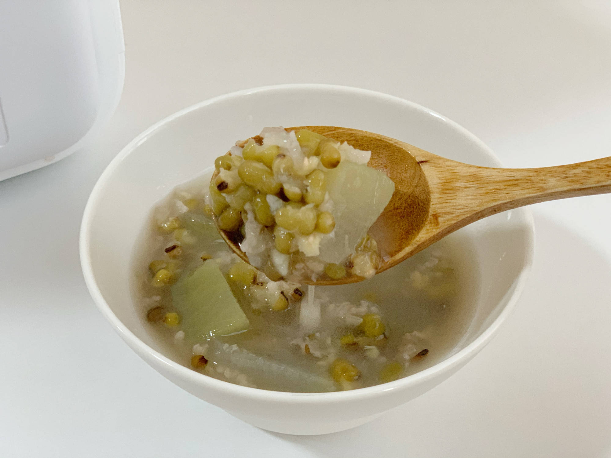 第五步:煮好的绿豆汤加入适量白糖,也可以加冰糖看大家喜欢,搅拌均匀