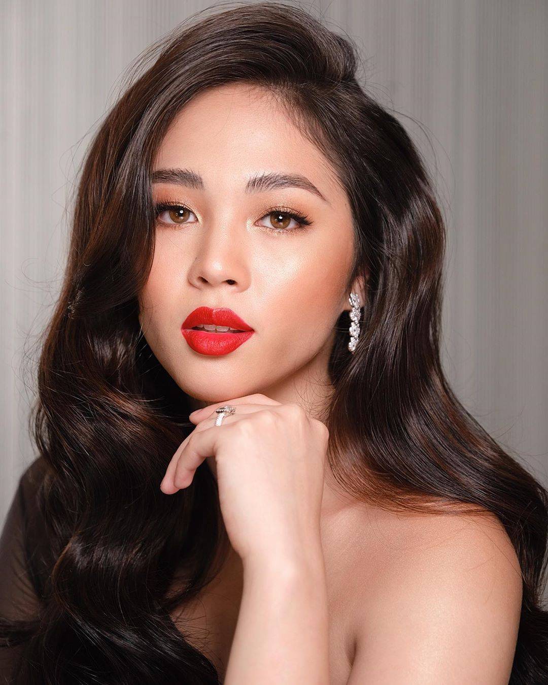 10大美人之一的詹妮拉·萨尔瓦多,才貌双全的她有500万粉丝