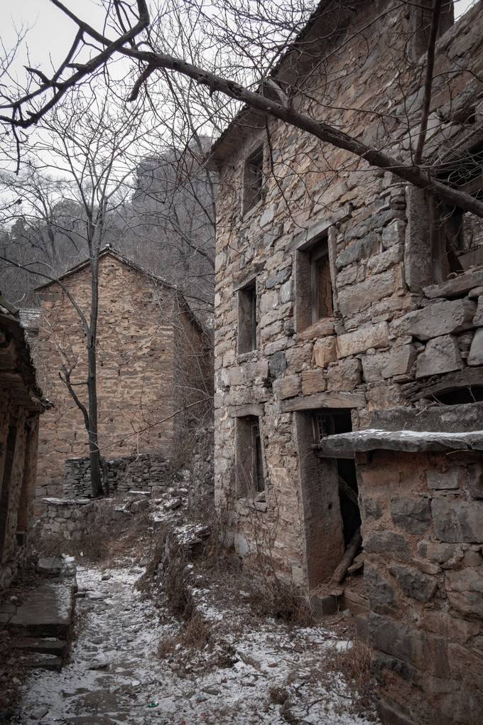 中国"奇特"的三村庄, 一个悬崖上一个在坑里, 还有一个"鬼村"