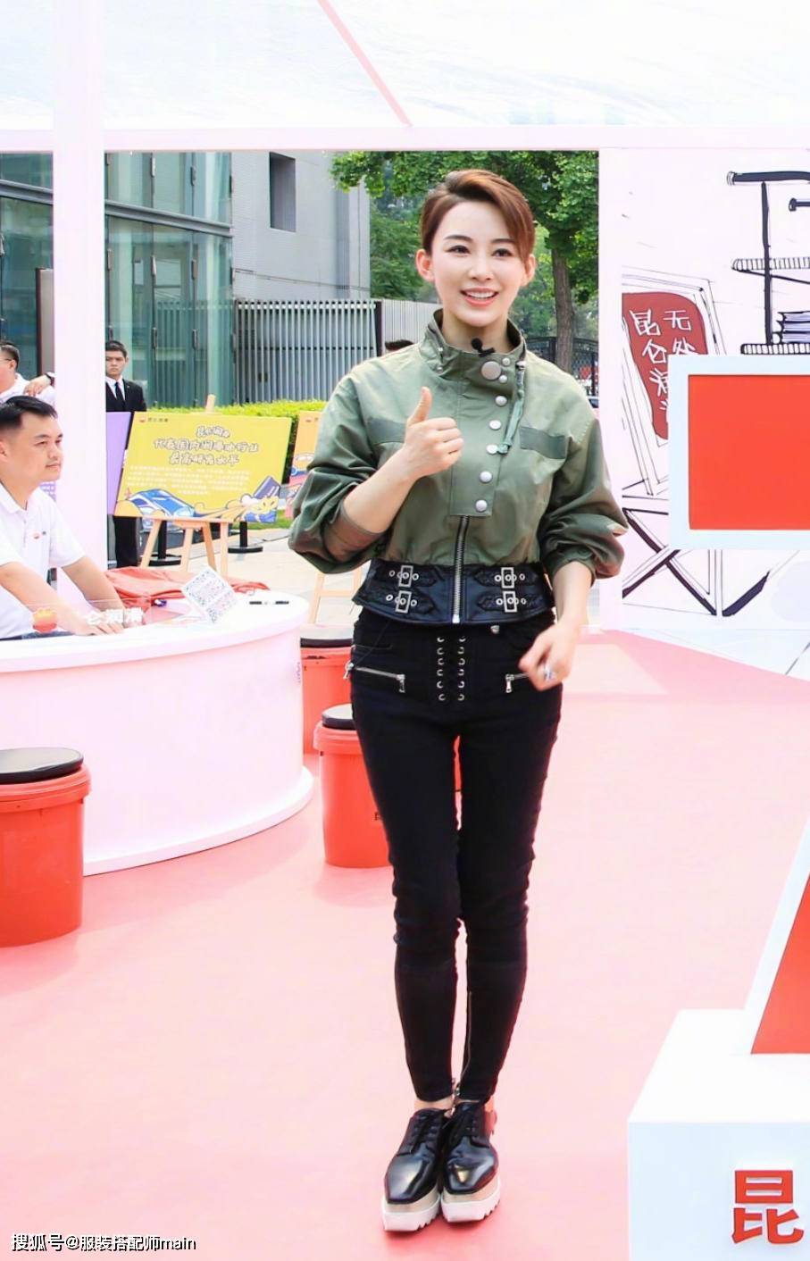 原创不光球桌上slay全场,潘晓婷雪纺衬衫搭配破洞裤,私服造型更帅气