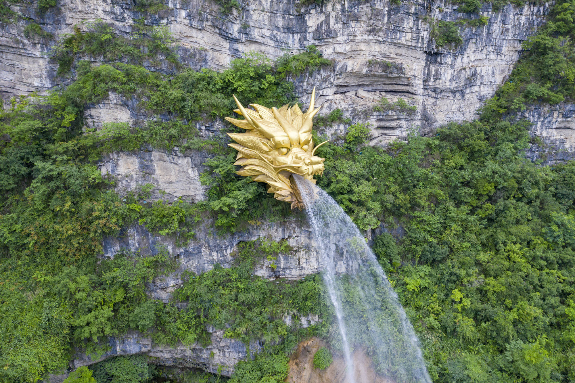 原创悬崖上的独特景观,贵州一个小县,用12吨黄铜建巨型"水龙头"