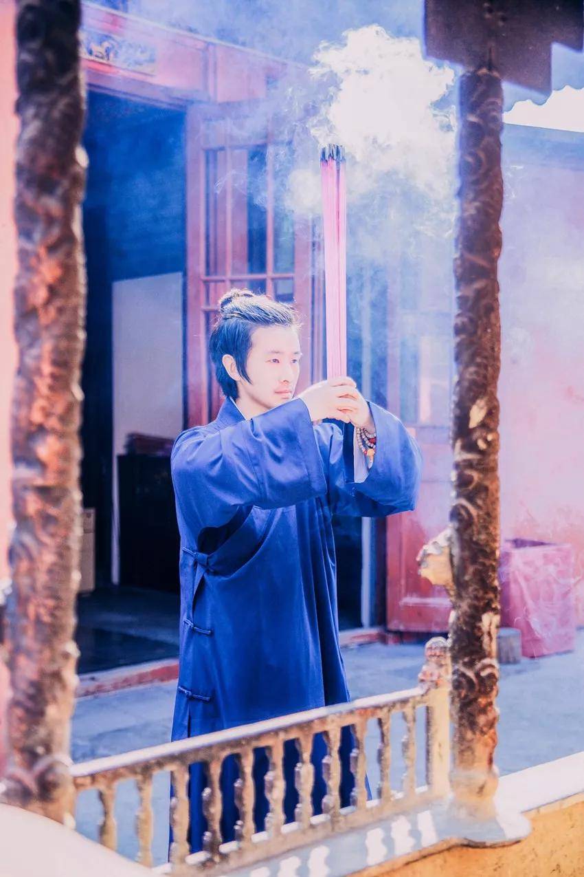 蓄一头乌发,着一身青袍,饮的是松风玉露,诵的是