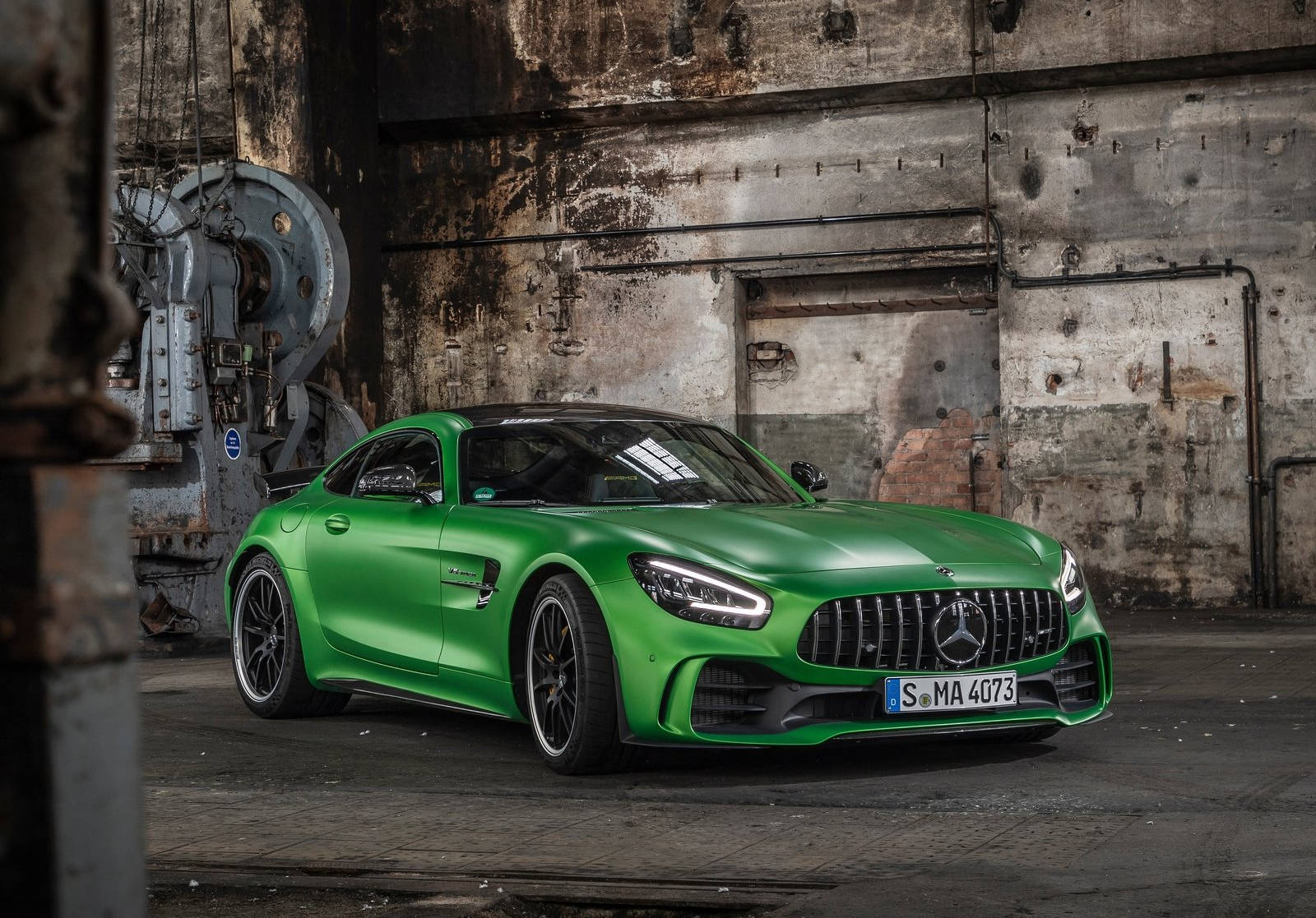 内饰方面,新款amg gt r在整体造型上与老款车型相似,并将中控台两侧的