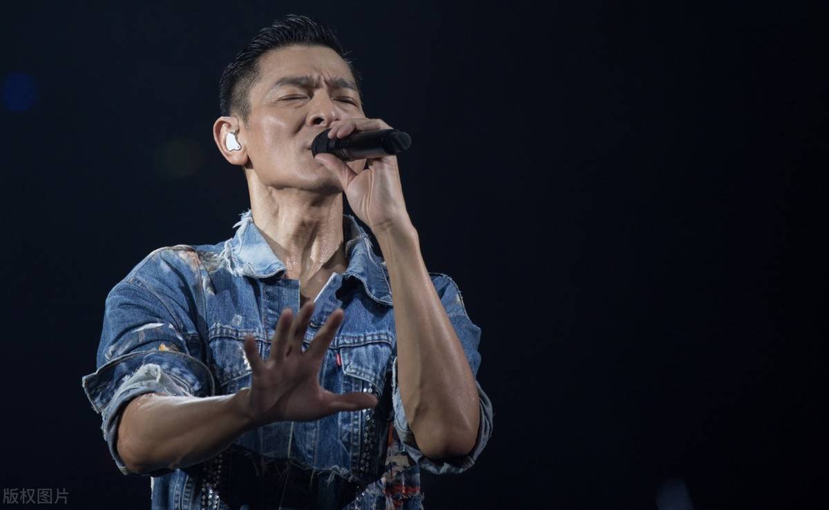 58岁刘德华手误,上传生图太显老,立马换成美颜照,被赞童年男神