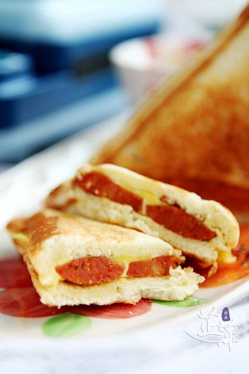 蛋抱香肠三明治 食材:鸡蛋 麻辣香肠 三明治片 制作方法
